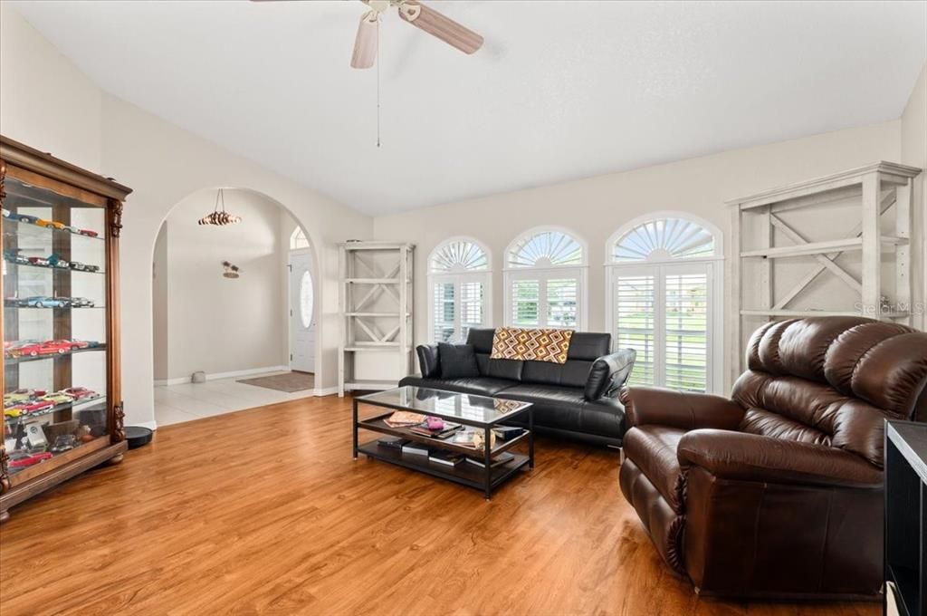 合同活跃: $489,000 (3 贝兹, 2 浴室, 2066 平方英尺)