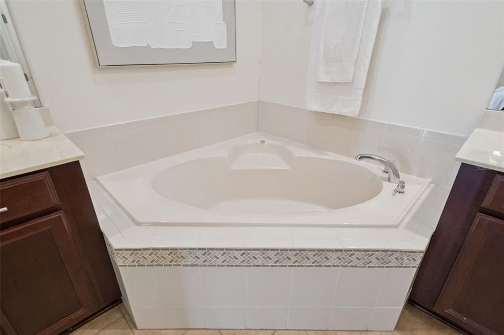 Active With Contract: $355,000 (3 beds, 2 baths, 1953 Square Feet)