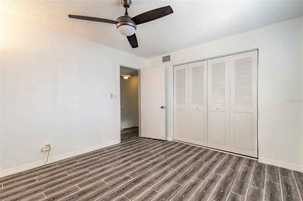 На продажу: $247,000 (2 спален, 1 ванн, 1060 Квадратных фут)