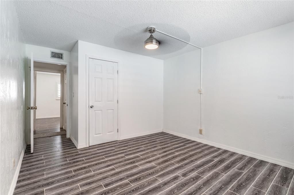 На продажу: $247,000 (2 спален, 1 ванн, 1060 Квадратных фут)