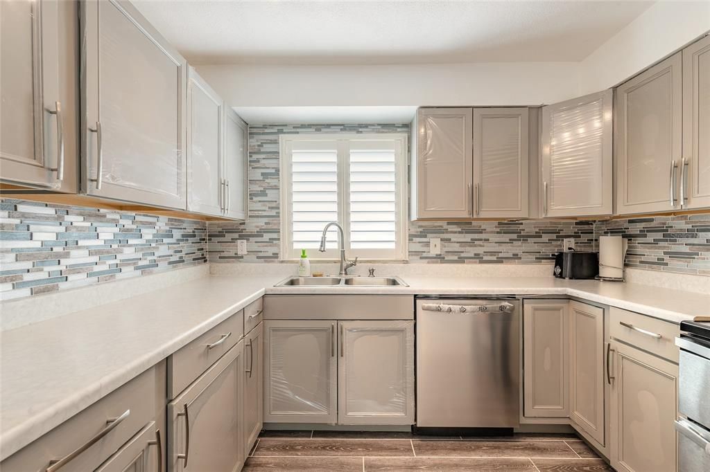 На продажу: $247,000 (2 спален, 1 ванн, 1060 Квадратных фут)