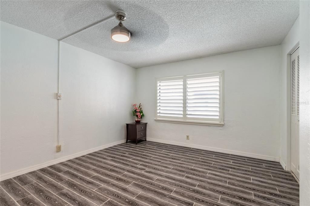 На продажу: $247,000 (2 спален, 1 ванн, 1060 Квадратных фут)