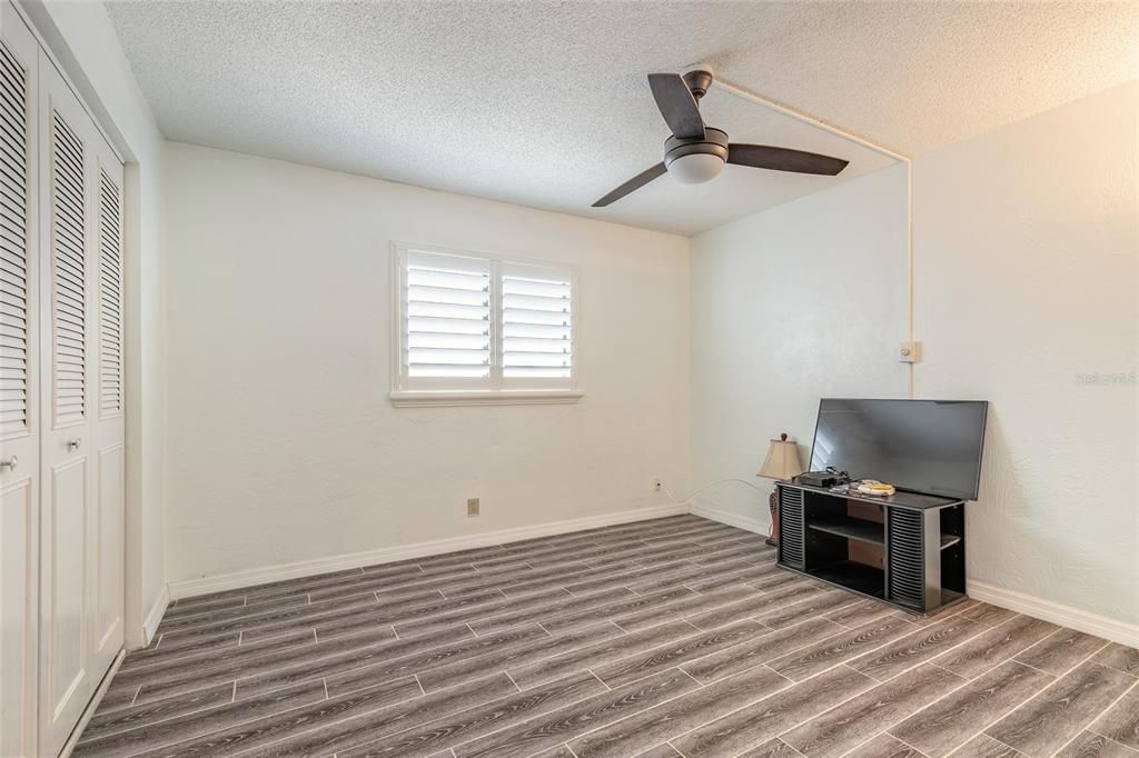 На продажу: $247,000 (2 спален, 1 ванн, 1060 Квадратных фут)