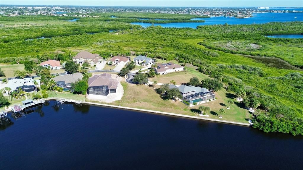 En Venta: $380,000 (0.64 acres)