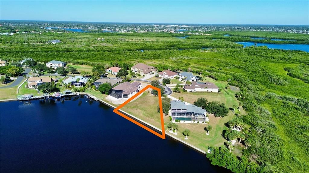 En Venta: $380,000 (0.64 acres)