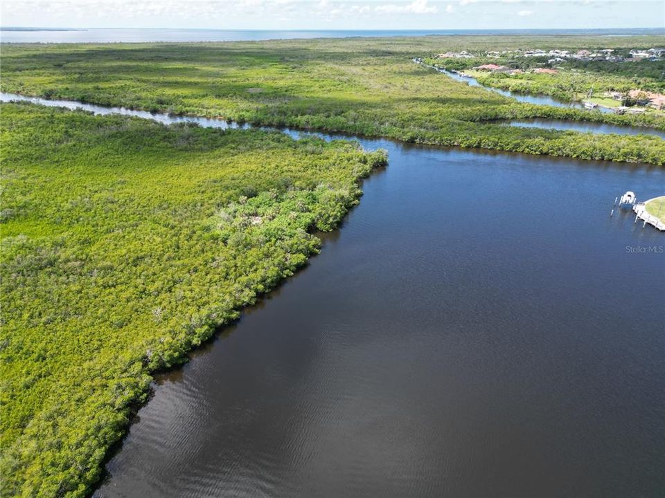 En Venta: $380,000 (0.64 acres)