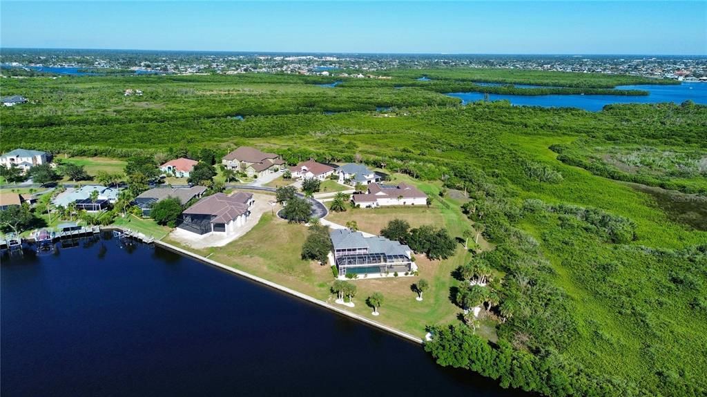 En Venta: $380,000 (0.64 acres)