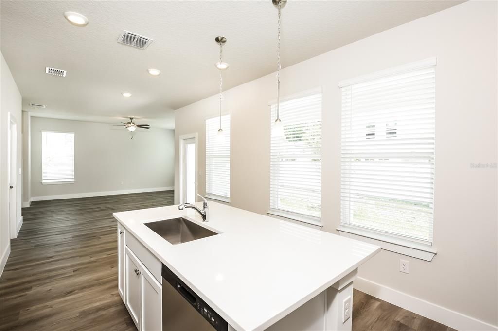 For Rent: $2,345 (2 beds, 2 baths, 1823 Square Feet)