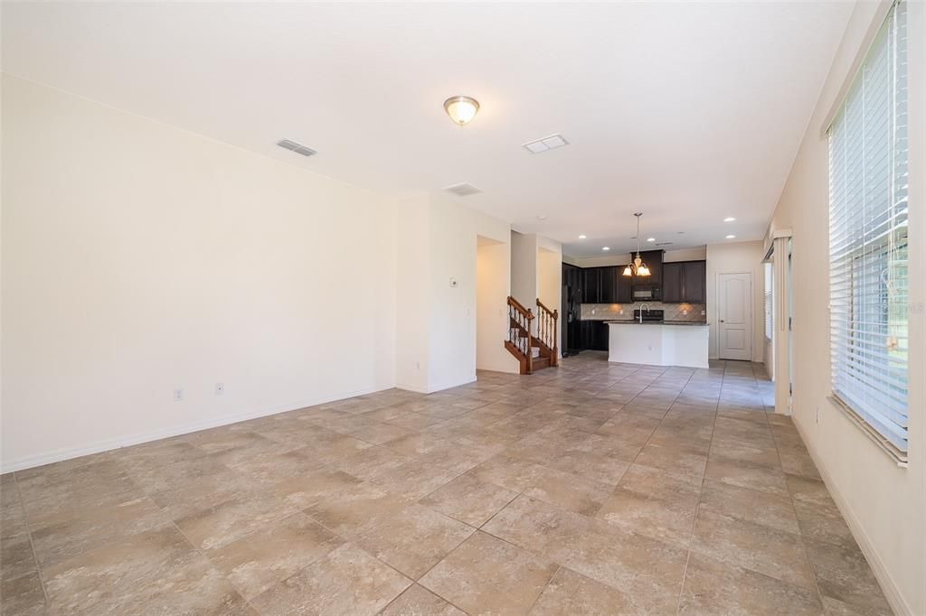 合同活跃: $2,100 (4 贝兹, 2 浴室, 2414 平方英尺)