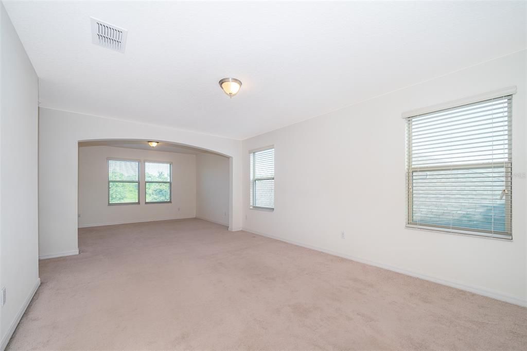 合同活跃: $2,100 (4 贝兹, 2 浴室, 2414 平方英尺)