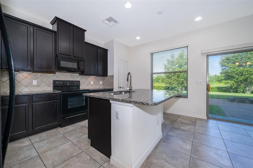 合同活跃: $2,100 (4 贝兹, 2 浴室, 2414 平方英尺)