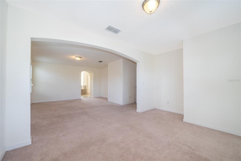 合同活跃: $2,100 (4 贝兹, 2 浴室, 2414 平方英尺)