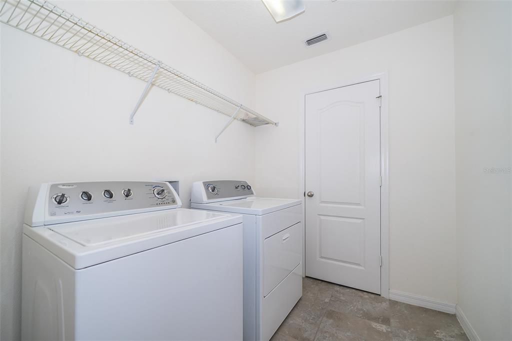 合同活跃: $2,100 (4 贝兹, 2 浴室, 2414 平方英尺)