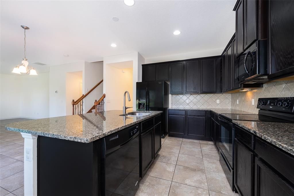 合同活跃: $2,100 (4 贝兹, 2 浴室, 2414 平方英尺)