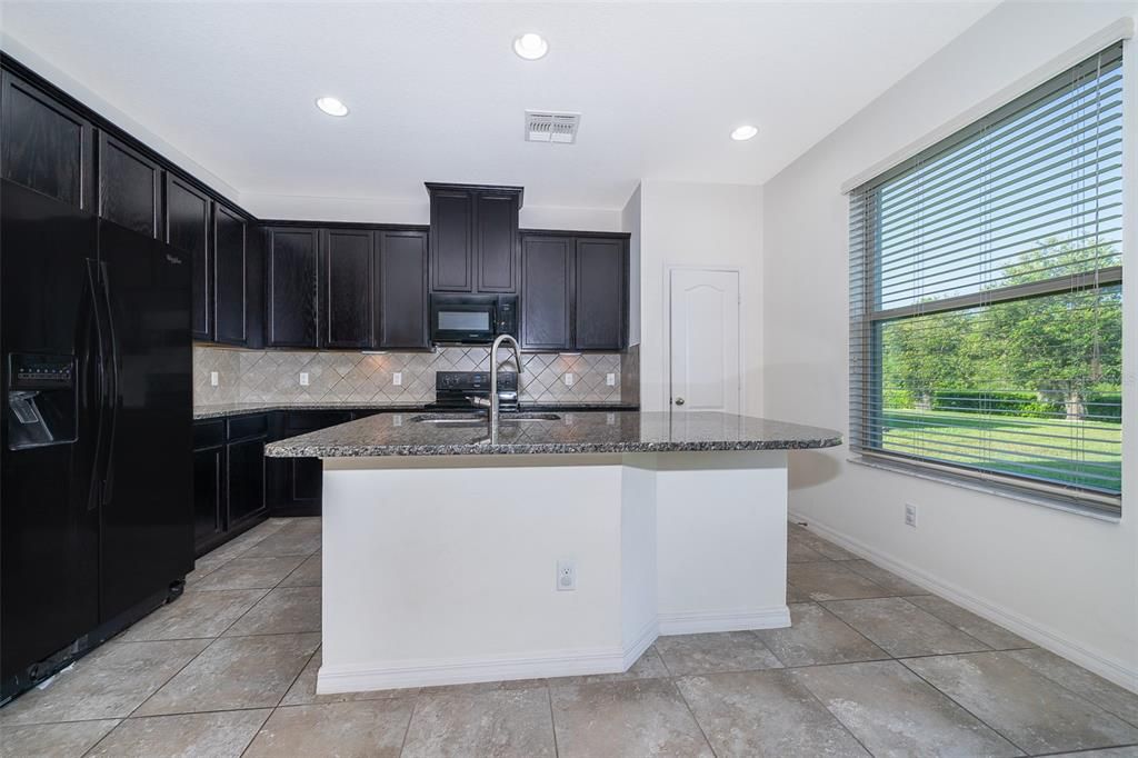 合同活跃: $2,100 (4 贝兹, 2 浴室, 2414 平方英尺)