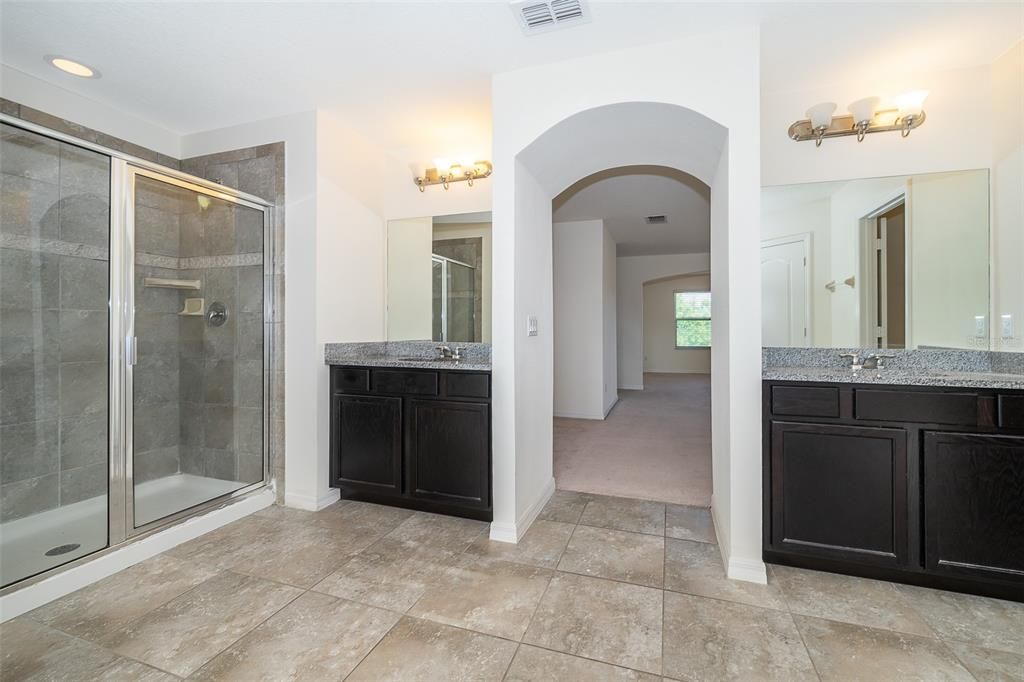 合同活跃: $2,100 (4 贝兹, 2 浴室, 2414 平方英尺)