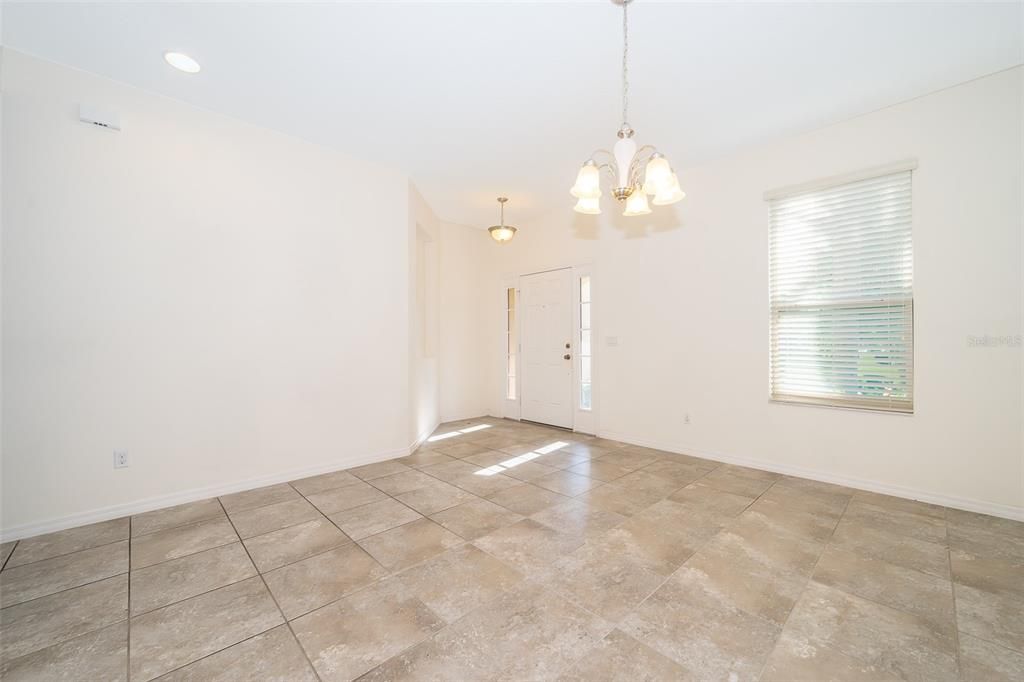 合同活跃: $2,100 (4 贝兹, 2 浴室, 2414 平方英尺)