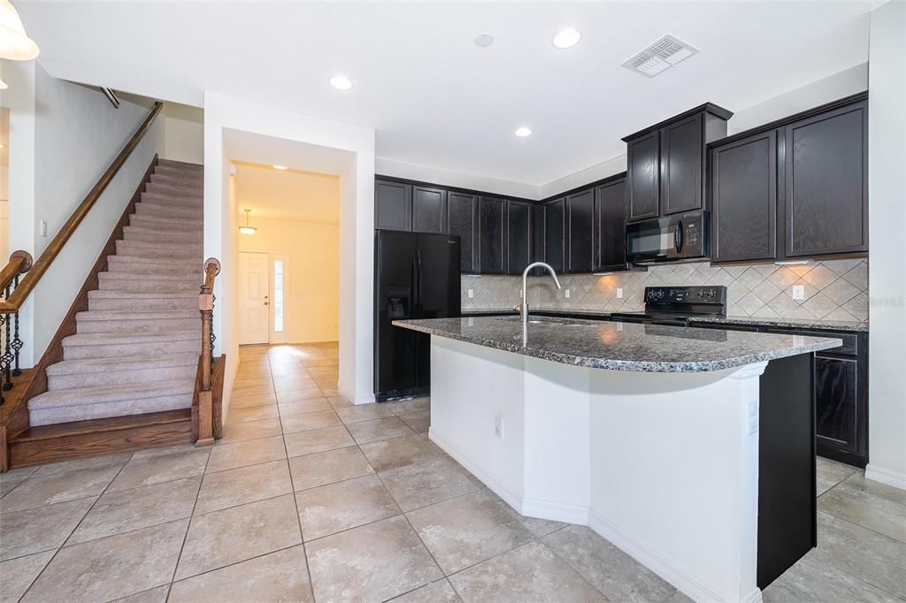 合同活跃: $2,100 (4 贝兹, 2 浴室, 2414 平方英尺)