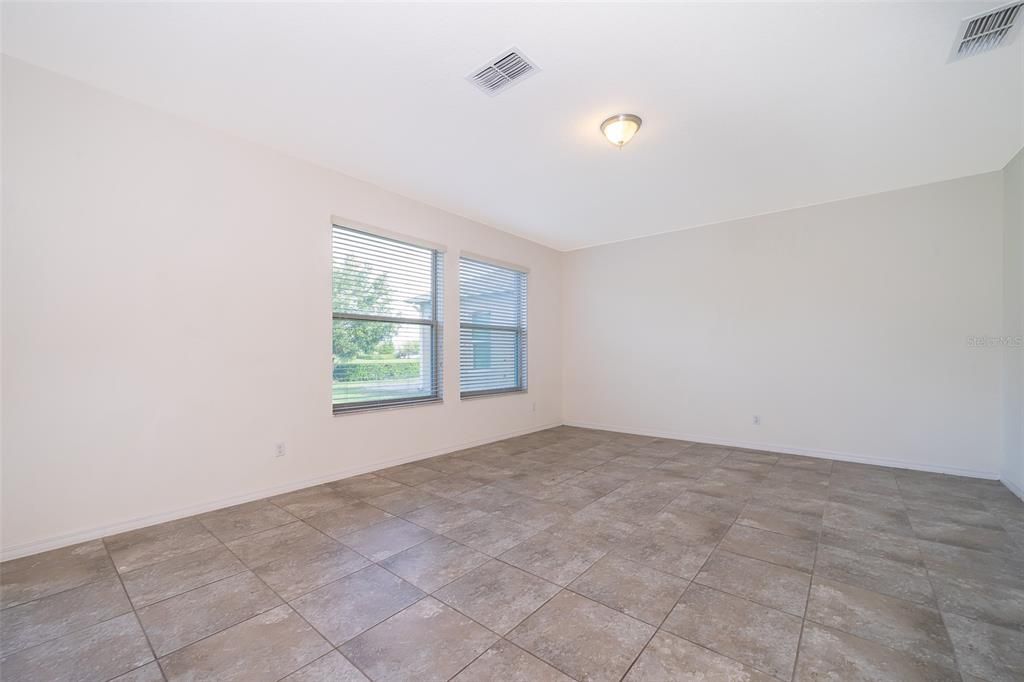 合同活跃: $2,100 (4 贝兹, 2 浴室, 2414 平方英尺)