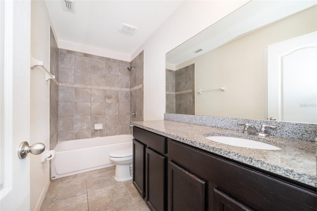 合同活跃: $2,100 (4 贝兹, 2 浴室, 2414 平方英尺)