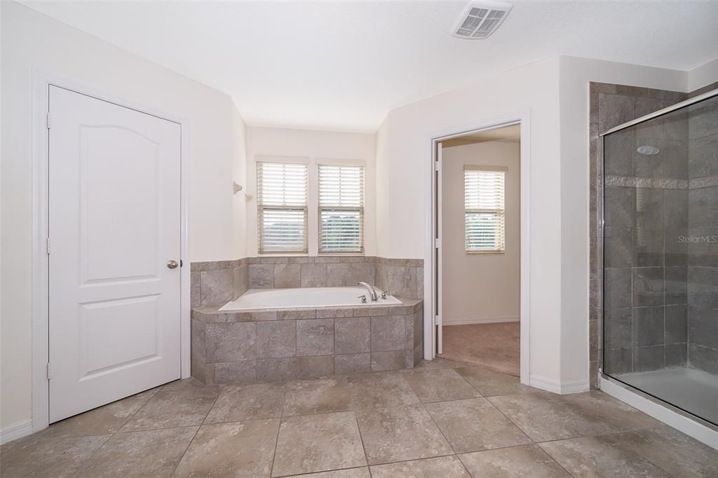 合同活跃: $2,100 (4 贝兹, 2 浴室, 2414 平方英尺)