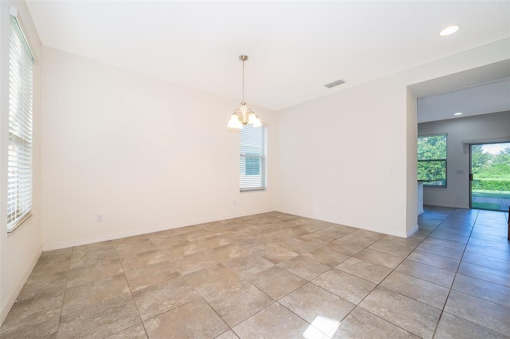 合同活跃: $2,100 (4 贝兹, 2 浴室, 2414 平方英尺)