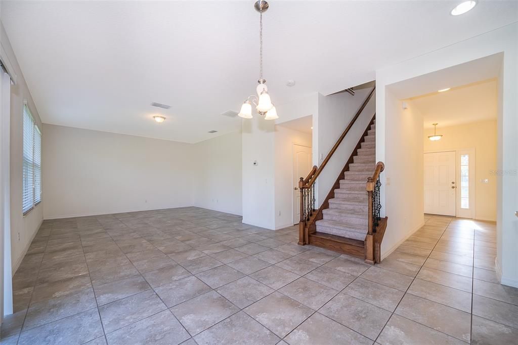 合同活跃: $2,100 (4 贝兹, 2 浴室, 2414 平方英尺)