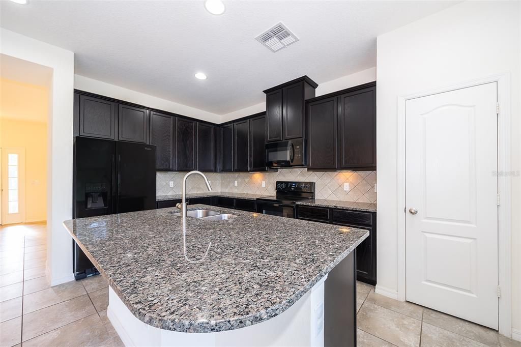 合同活跃: $2,100 (4 贝兹, 2 浴室, 2414 平方英尺)