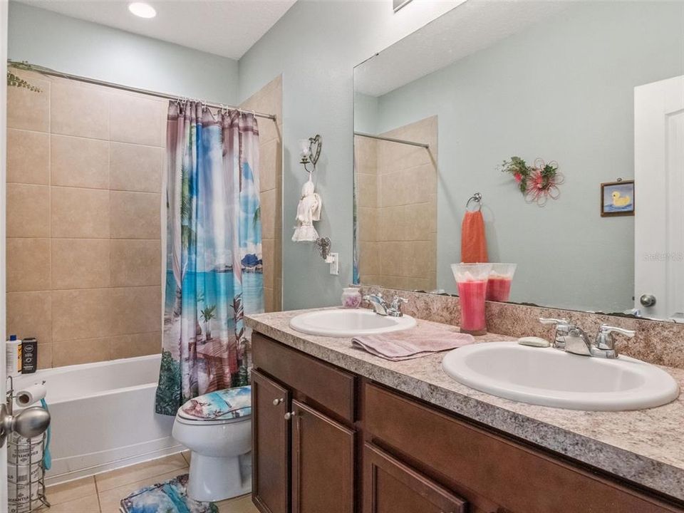 Activo con contrato: $344,999 (3 camas, 2 baños, 2099 Pies cuadrados)