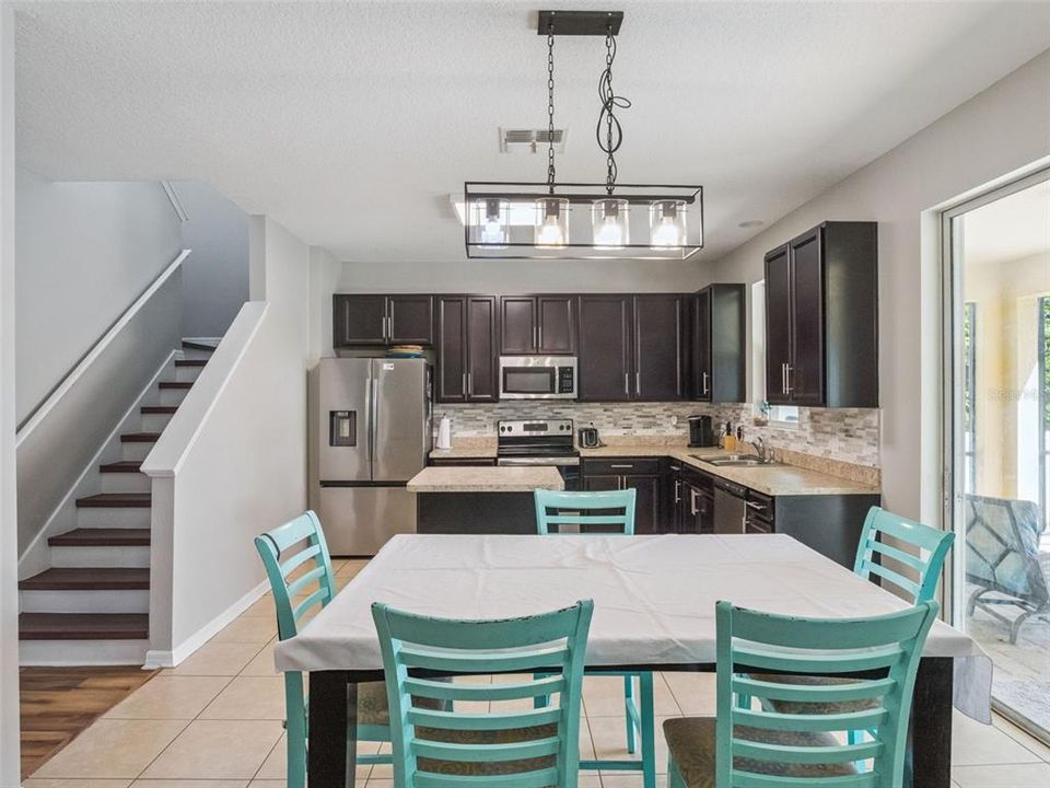 Activo con contrato: $344,999 (3 camas, 2 baños, 2099 Pies cuadrados)