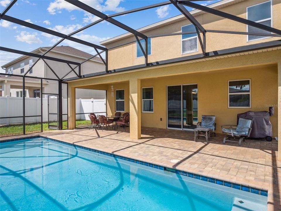 Activo con contrato: $344,999 (3 camas, 2 baños, 2099 Pies cuadrados)