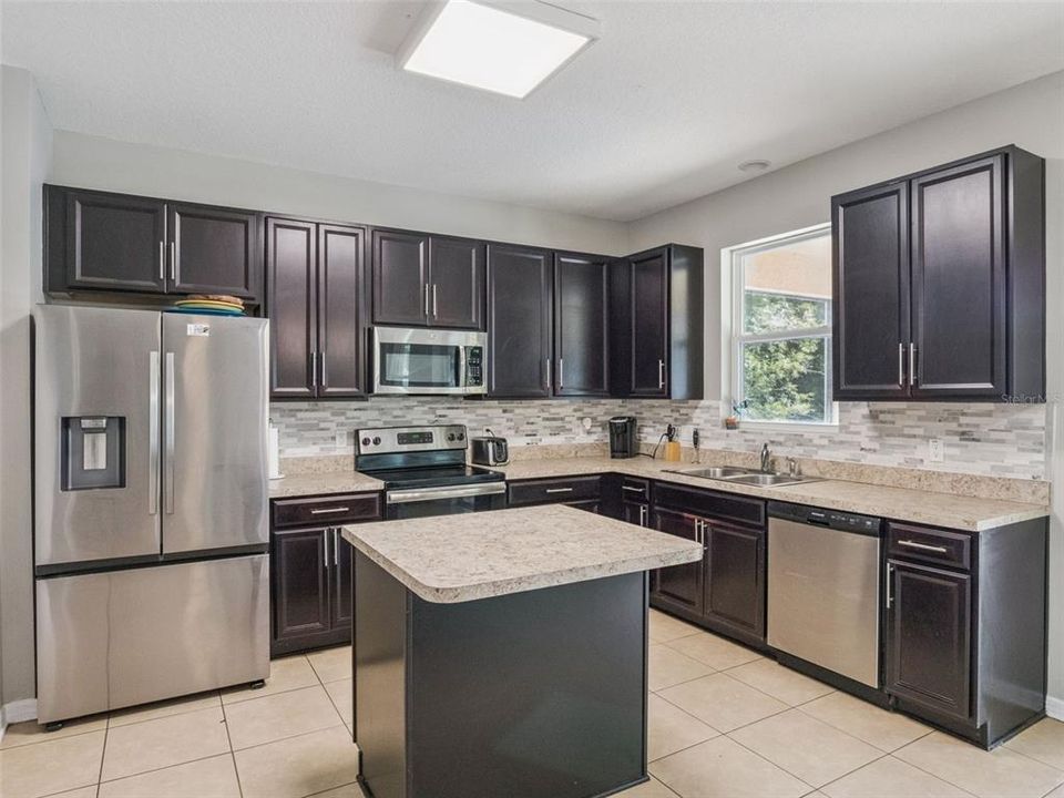 Activo con contrato: $344,999 (3 camas, 2 baños, 2099 Pies cuadrados)
