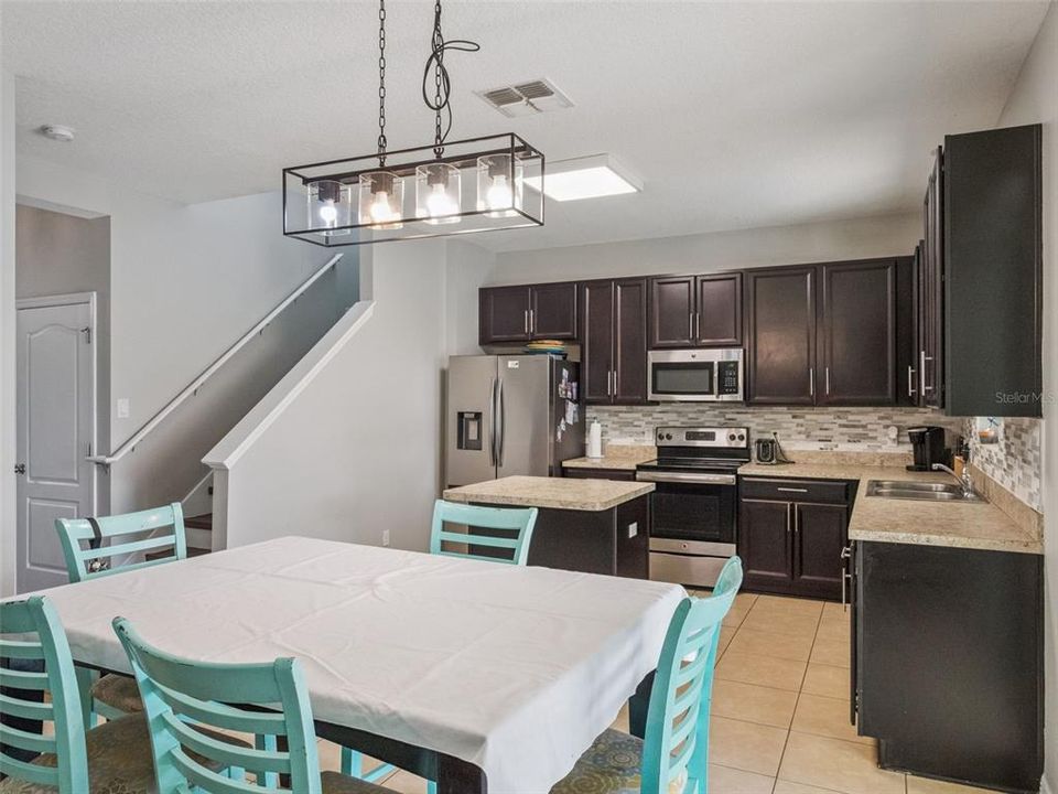 Activo con contrato: $344,999 (3 camas, 2 baños, 2099 Pies cuadrados)