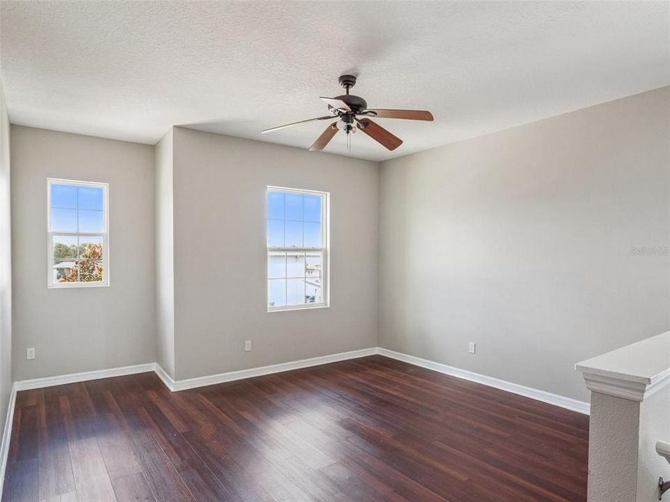 Activo con contrato: $344,999 (3 camas, 2 baños, 2099 Pies cuadrados)