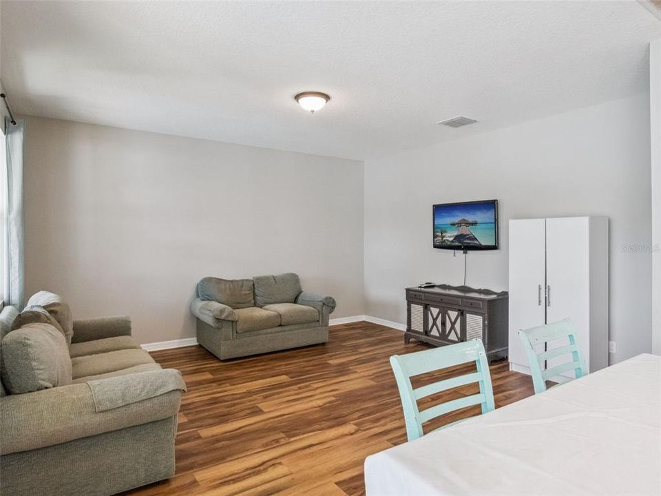 Activo con contrato: $344,999 (3 camas, 2 baños, 2099 Pies cuadrados)