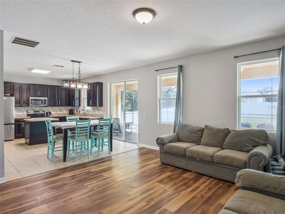 Activo con contrato: $344,999 (3 camas, 2 baños, 2099 Pies cuadrados)