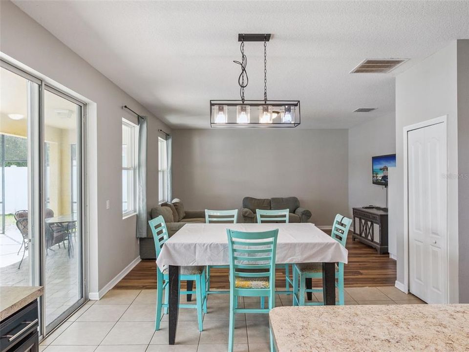 Activo con contrato: $344,999 (3 camas, 2 baños, 2099 Pies cuadrados)