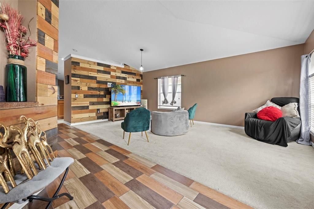 For Sale: $349,900 (4 beds, 2 baths, 1971 Square Feet)