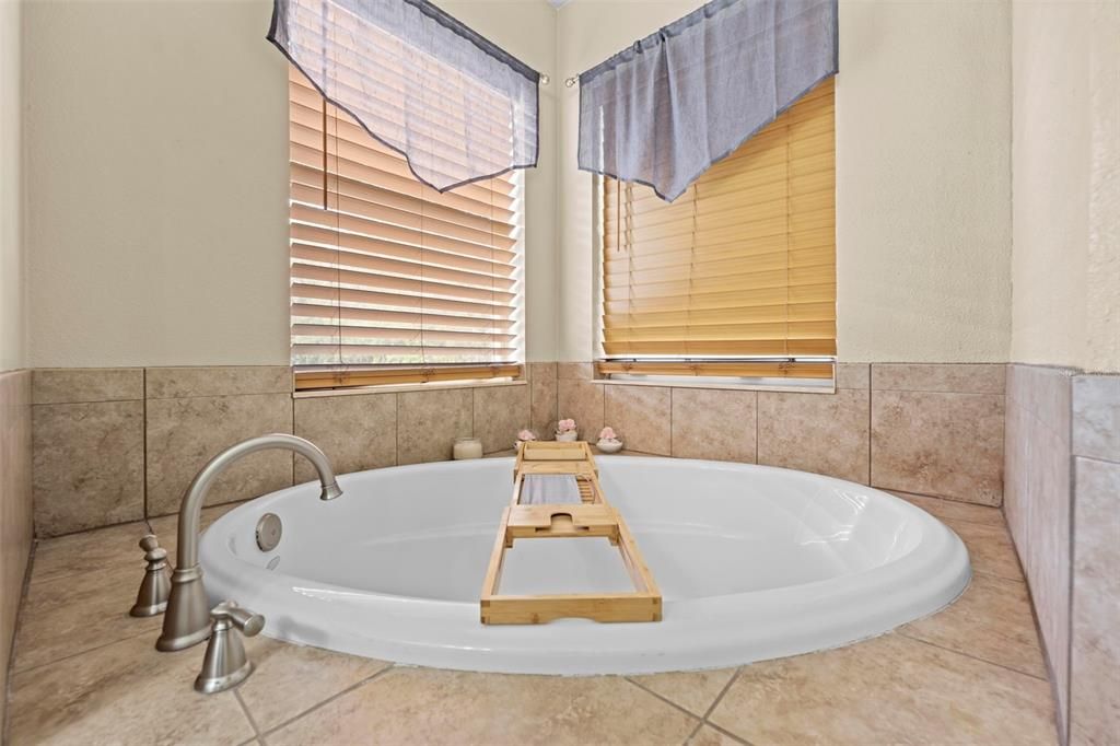 For Sale: $349,900 (4 beds, 2 baths, 1971 Square Feet)