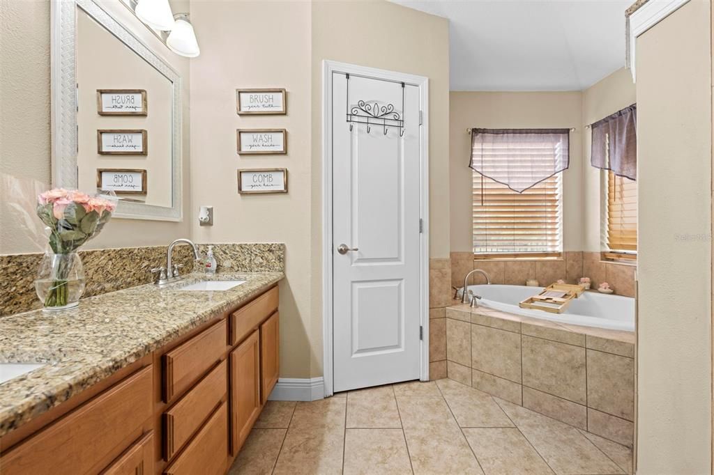 For Sale: $349,900 (4 beds, 2 baths, 1971 Square Feet)