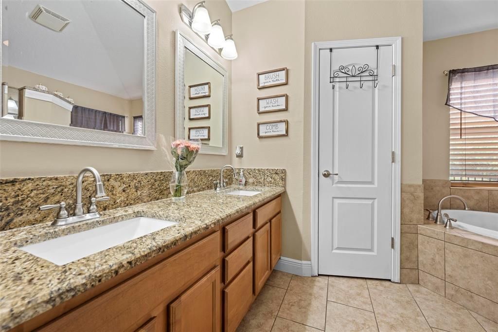 For Sale: $349,900 (4 beds, 2 baths, 1971 Square Feet)