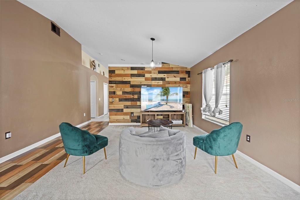 For Sale: $349,900 (4 beds, 2 baths, 1971 Square Feet)