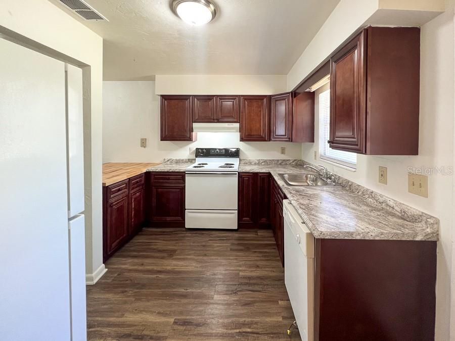 For Rent: $1,150 (2 beds, 1 baths, 1072 Square Feet)