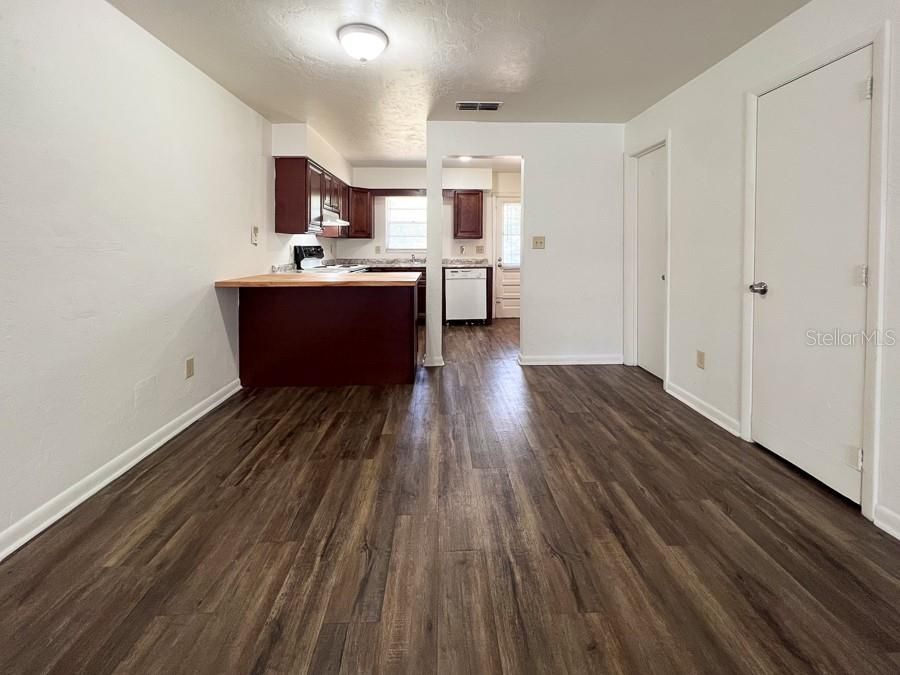 For Rent: $1,150 (2 beds, 1 baths, 1072 Square Feet)