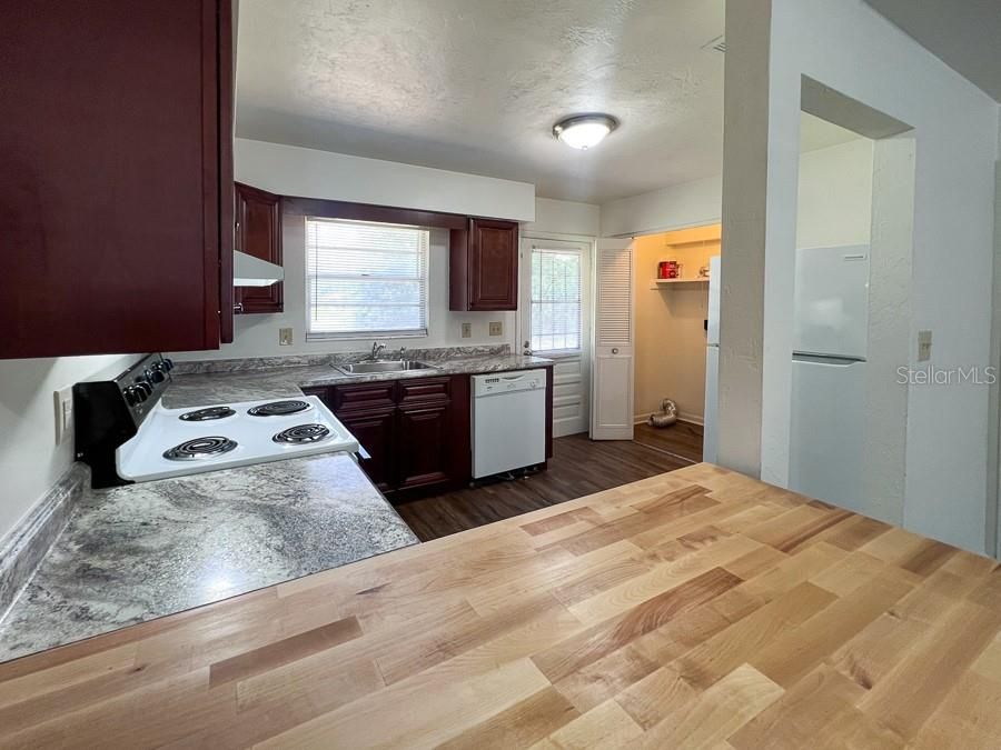 For Rent: $1,150 (2 beds, 1 baths, 1072 Square Feet)