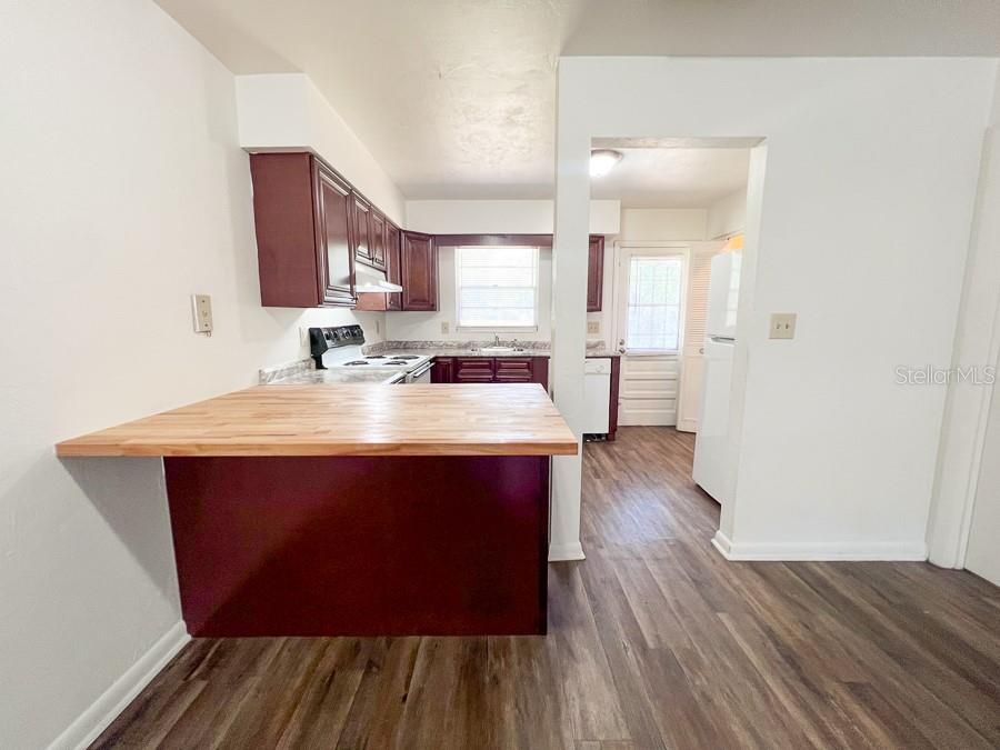 For Rent: $1,150 (2 beds, 1 baths, 1072 Square Feet)