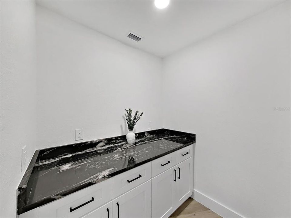 Activo con contrato: $849,000 (3 camas, 2 baños, 2555 Pies cuadrados)