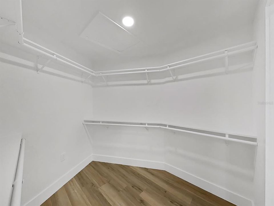 Activo con contrato: $849,000 (3 camas, 2 baños, 2555 Pies cuadrados)