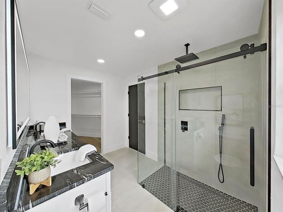 Activo con contrato: $849,000 (3 camas, 2 baños, 2555 Pies cuadrados)