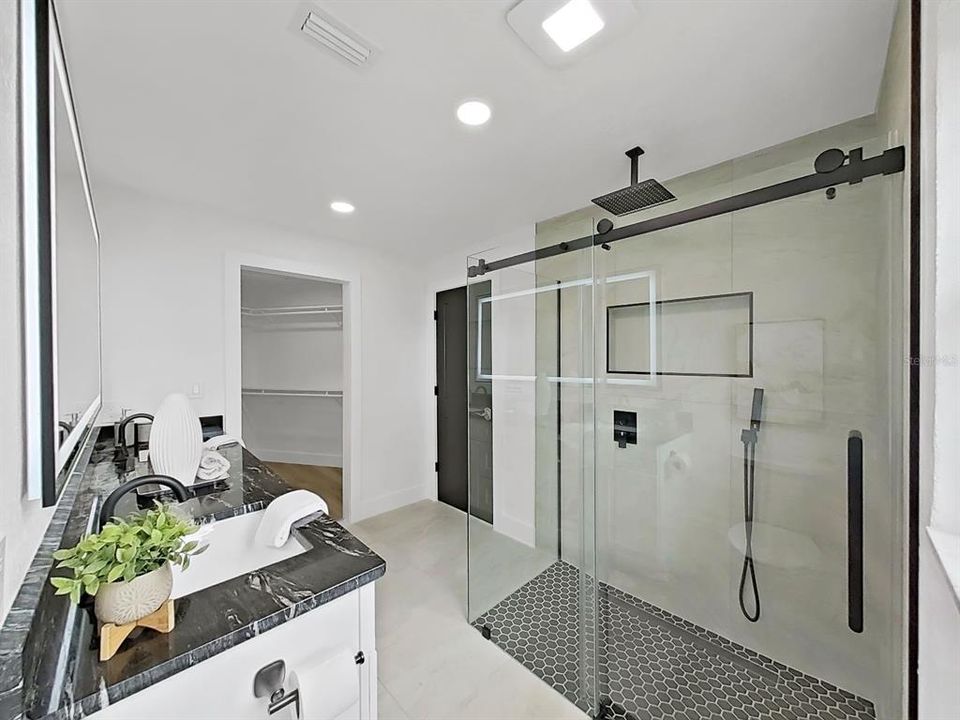 Activo con contrato: $849,000 (3 camas, 2 baños, 2555 Pies cuadrados)